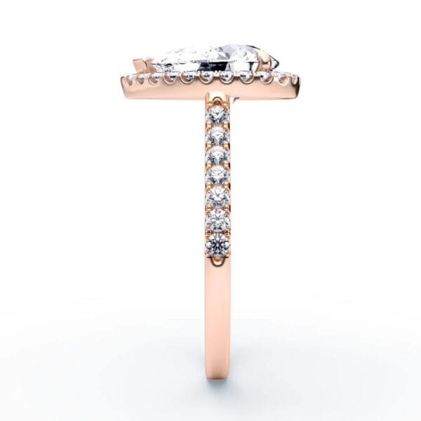 Modernus sužadėtuvių žiedas su deimantais ir halo juostele iš raudono aukso - pear cut