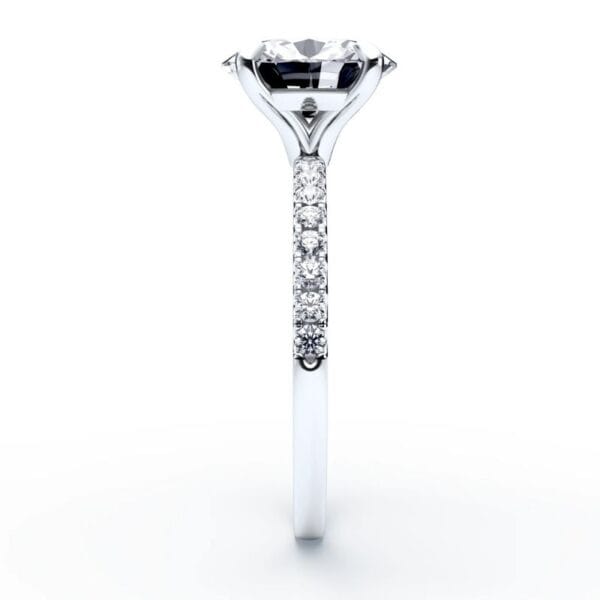 Modernus sužadėtuvių žiedas su deimantu iš balto aukso arba platinos - oval cut