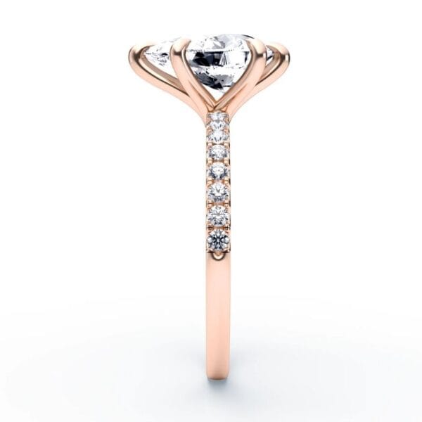 Modernus sužadėtuvių žiedas su deimantais iš raudono aukso - pear cut