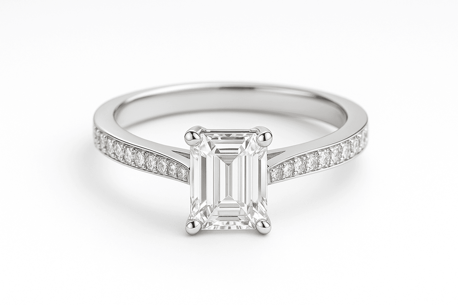 Modernaus dizaino, rodžiu dengtas balto aukso sužadėtuvių žiedas su briliantais ir dideliu Emerald formos centru