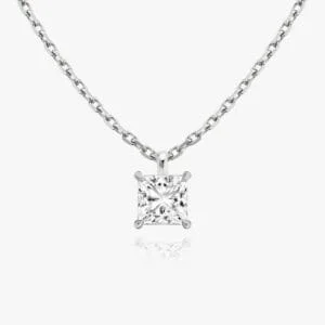 Klasikinis pakabukas su kvadratinės formos deimantu iš balto aukso arba platinos