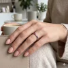 0.29 ct auksinis žiedas su spalvotais safyrais ir tsavoritais ant merginos rankos