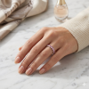 0.38 ct auksinis žiedas su rožiniais safyrais ant rankos