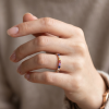 0.41 ct auksinis žiedas su spalvotais safyrais ir deimantais ant moters rankos