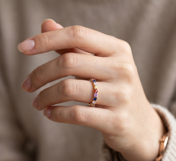 0.41 ct auksinis žiedas su spalvotais safyrais ir deimantais ant moters rankos