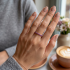 0.54 ct auksinis žiedas su rožiniais safyrais ant moters rankos
