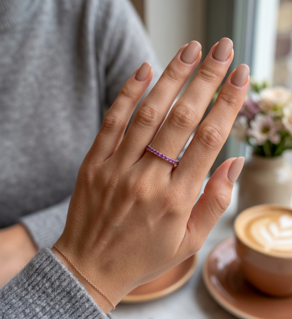 0.54 ct auksinis žiedas su rožiniais safyrais ant moters rankos