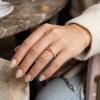 1.99 ct auksinis žiedas su spalvotais safyrais ant moters rankos