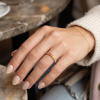 1.99 ct auksinis žiedas su spalvotais safyrais ant moters rankos