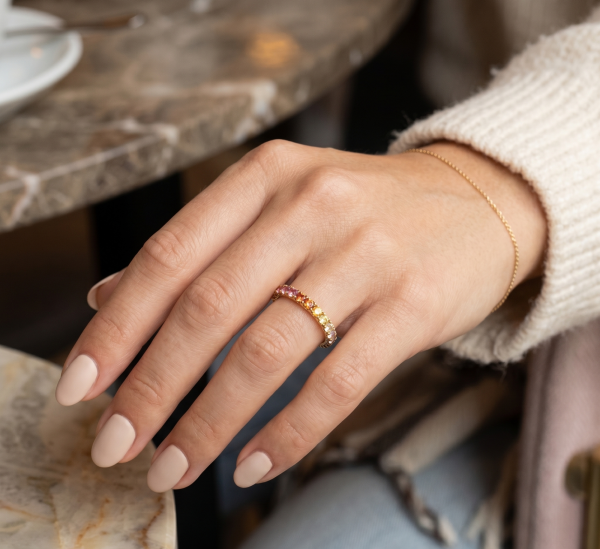 1.99 ct auksinis žiedas su spalvotais safyrais ant moters rankos