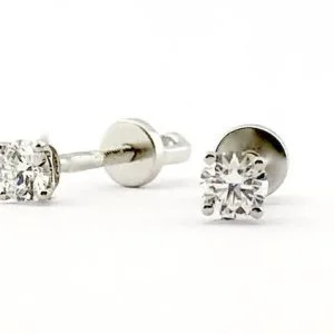 Elegants mirdzums – Klasiski baltā zelta auskari ar dimantiem (0,25 ct)