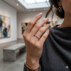 1,20 ct auksinis žiedas su Lab Grown diamonds ant merginos rankos