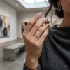 1,20 ct auksinis žiedas su Lab Grown diamonds ant merginos rankos