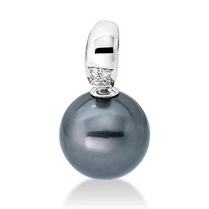 Balto aukso pakabukas su juodu perlu ir deimantais (Taičio, 11.5 mm, 0.02 ct)