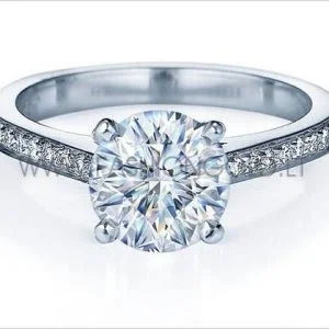 Romantikos Dangus – Modernus sužadėtuvių žiedas su briliantais (0,30 ct)