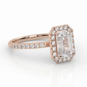 Aukso Vizija – raudono aukso žiedas su Emerald formos deimantu ir smulkiais deimantais (1,49 ct)