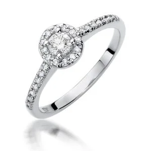 Švytintis Apvalumas – halo balto aukso žiedas su deimantais (0,52 ct)