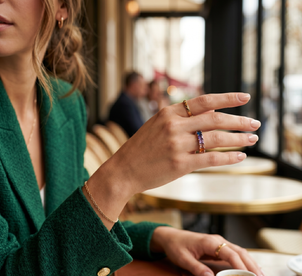 6.25 ct auksinis žiedas su spalvotais safyrais ant moters rankos