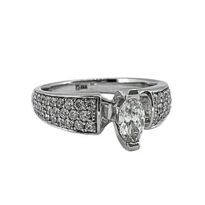 Balto aukso žiedas su Markizės formos deimantu ir deimantais – Markizės forma (0,94 ct)
