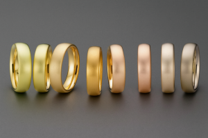 Aukso spalva: 50 aukso atspalvių – baltas auksas, geltonas auksas, raudonas auksas, rožinis auksas, riešutų spalvos auksas, pilkos spalvos auksas.