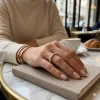 Balto aukso žiedas „Deimantinė linija“ su deimantais (2,89 ct) ant rankos
