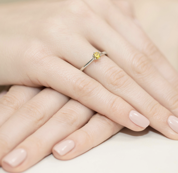 Balto aukso sužadėtuvių žiedas su geltonu deimantu - Forever Yellow (LAB 0,15 ct) 4