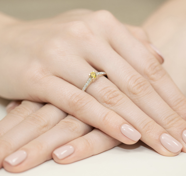 Geltono aukso sužadėtuvių žiedas su geltonu deimantu – Modern Yellow (LAB 0,42 ct) 4