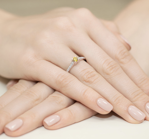 Raudono aukso sužadėtuvių žiedas su geltonu deimantu – Modern Yellow (LAB 0,42 ct) 4