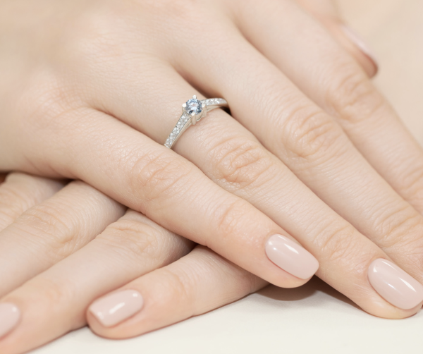 Balto aukso sužadėtuvių žiedas su mėlynu deimantu – Modern Blue (LAB 0,42 ct) 4