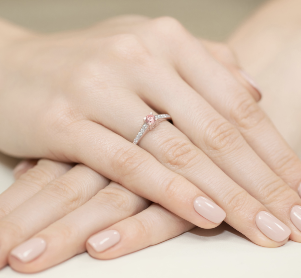 Raudono aukso sužadėtuvių žiedas su rožiniu deimantu – Modern Pink (LAB 0,42 ct) 4