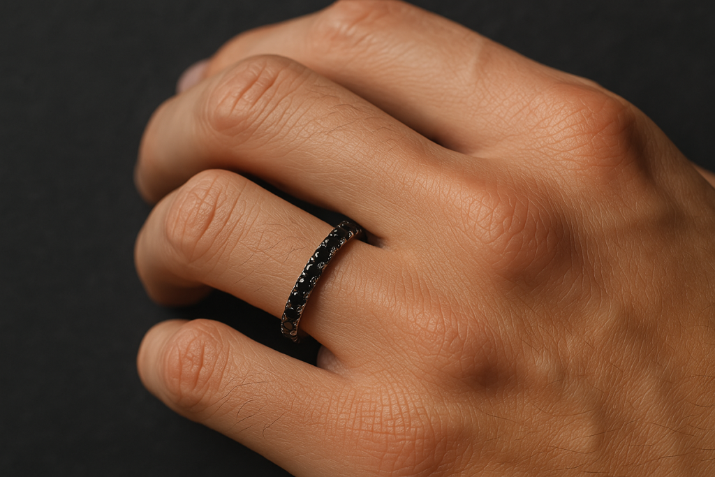 Deimantinė juostelė su juodais deimantais ant vyriškos rankos