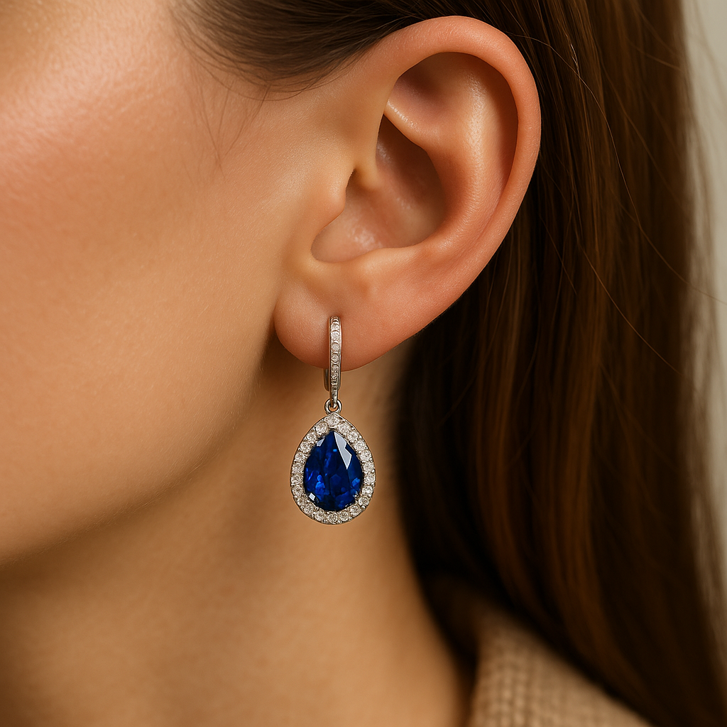 Elegantiški moteriški auskarai su mėlynais safyrais – klasikinis prabangos ir subtilumo derinys.