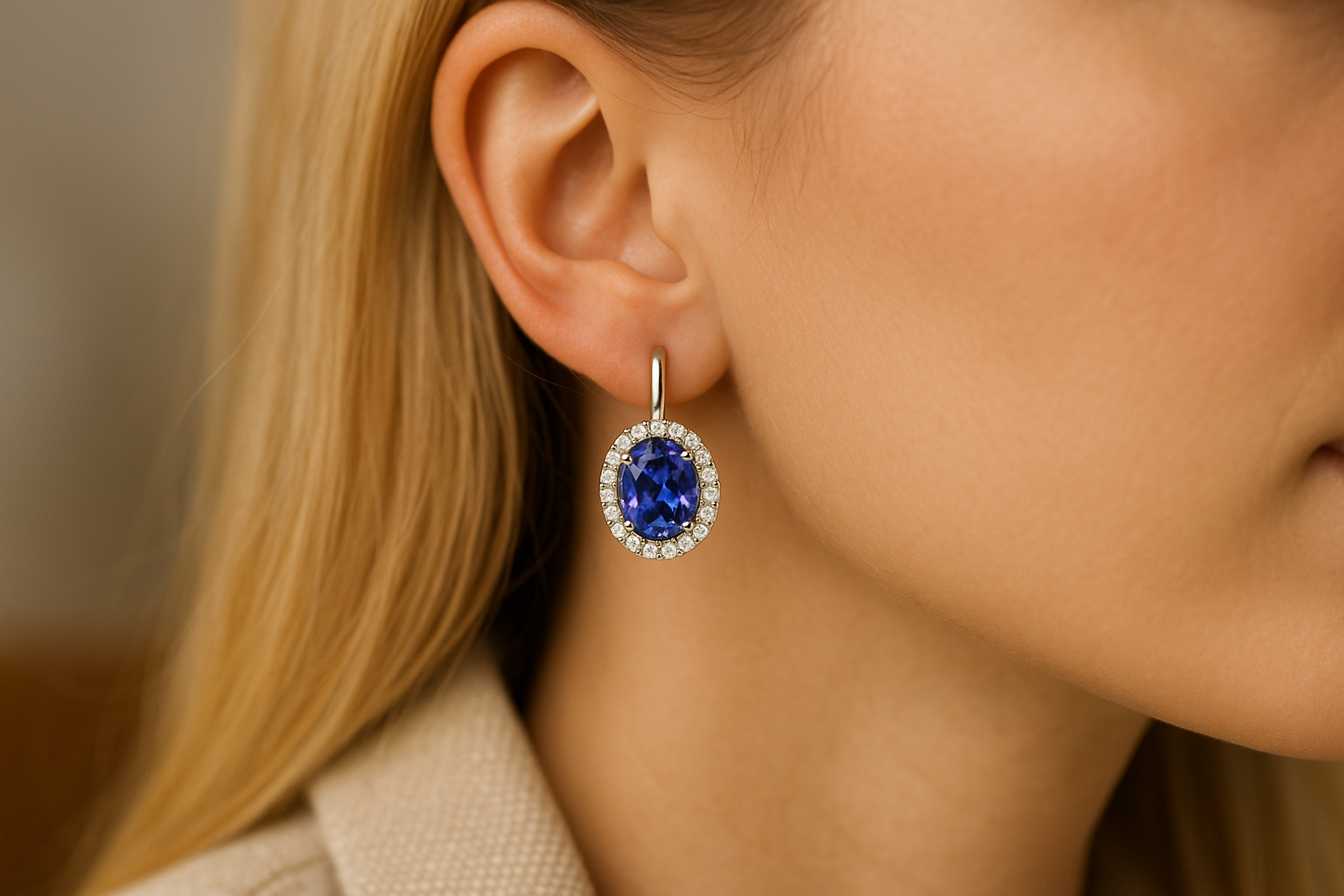 Ant stilingos merginos ausies spindi baltas auksinis auskaras halo dizaino su tanzanitu ir smulkiais deimantais aplinkui angliskas uzsieigimas