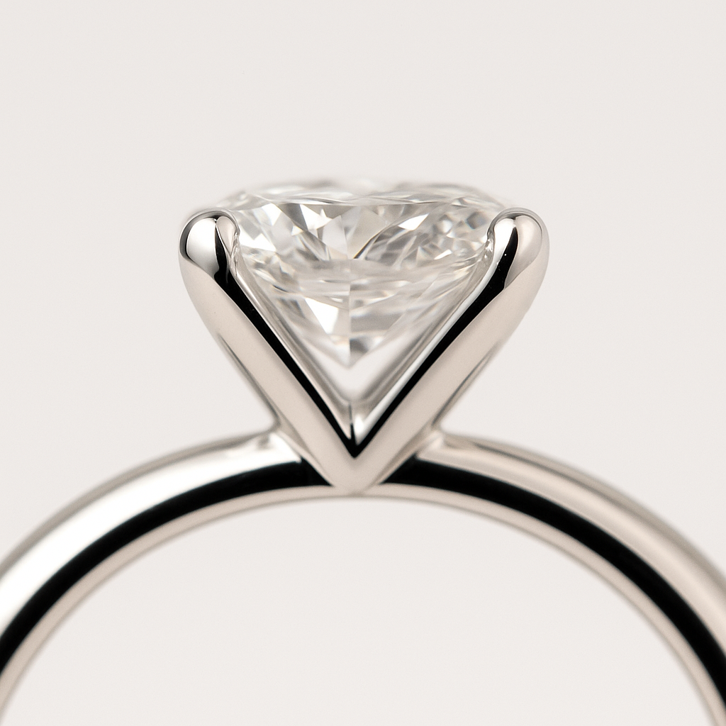 Sužadėtuvių žiedas su V formos karūnėlė