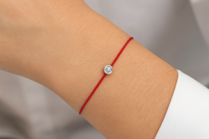 Raudono siūlo laimės apyrankė su subtiliu deimantu – apsaugos ir sėkmės simbolis