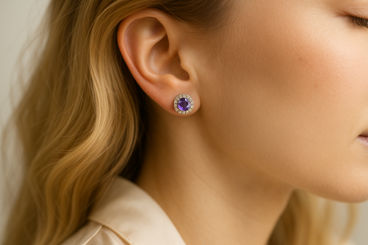 Ant stilingos moters ausies spindi subtilus baltos aukso stud tipo auskaras halo dizaino – centre apvalus violetinis ametistas