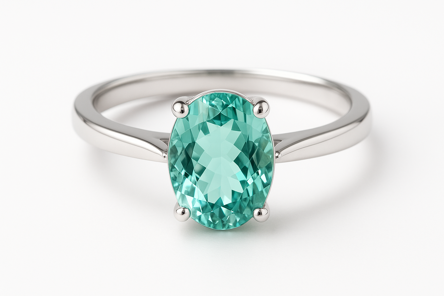 Balto aukso žiedas su ovalo formos minto spalvos turmalinu ant balto fono, elegantiškas juvelyrikos studijos vaizdas