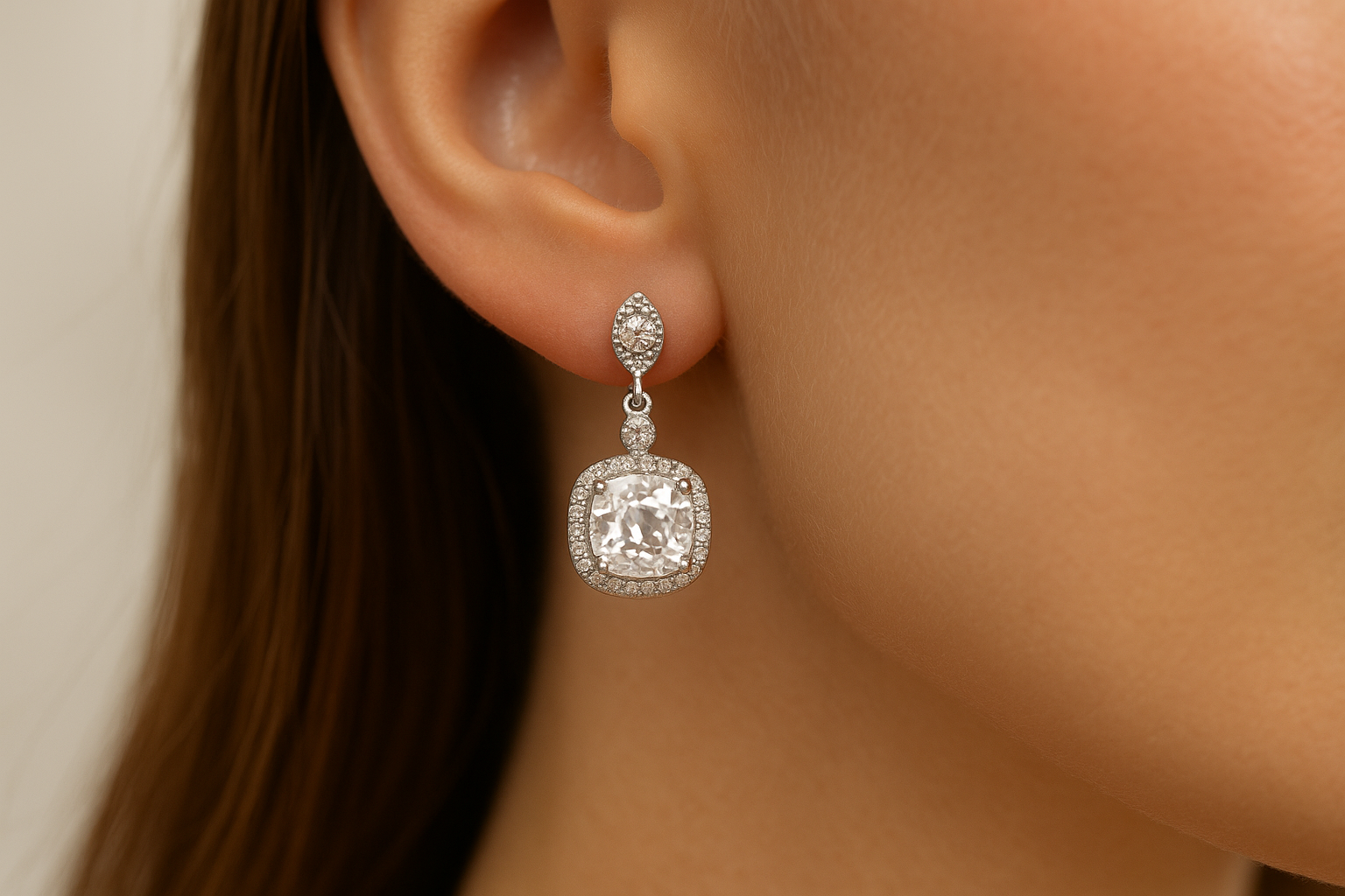 Balto aukso auskarai su Old Mine formos deimantais ir smulkiais briliantais.