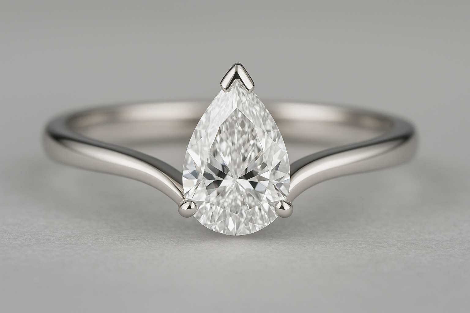 Balto aukso unikalus sužadėtuvių žiedas su deimantu lašo formos.