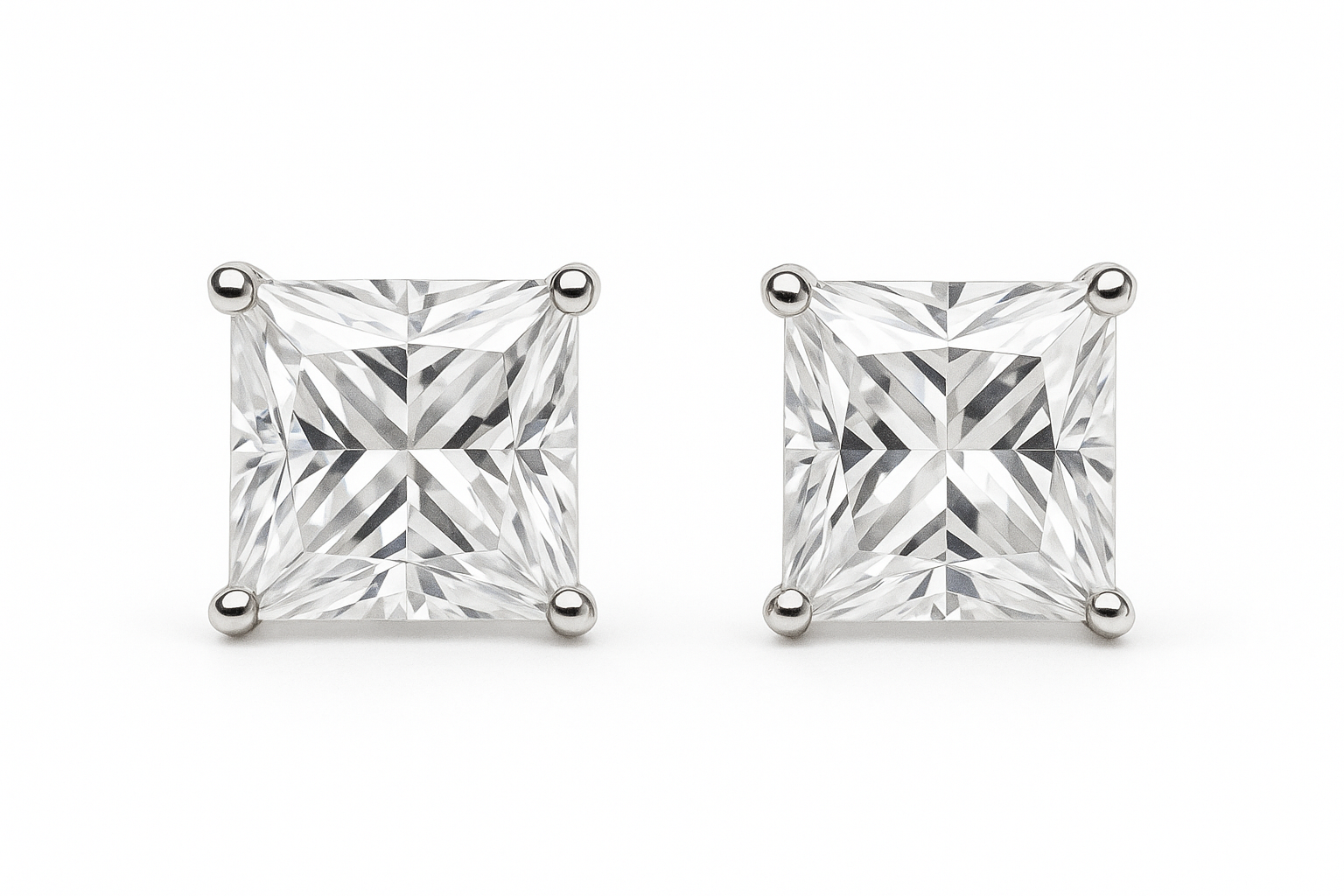 Kvadrato formos balti deimantiniai auskarai vinukai, elegantiška juvelyrikos fotografija