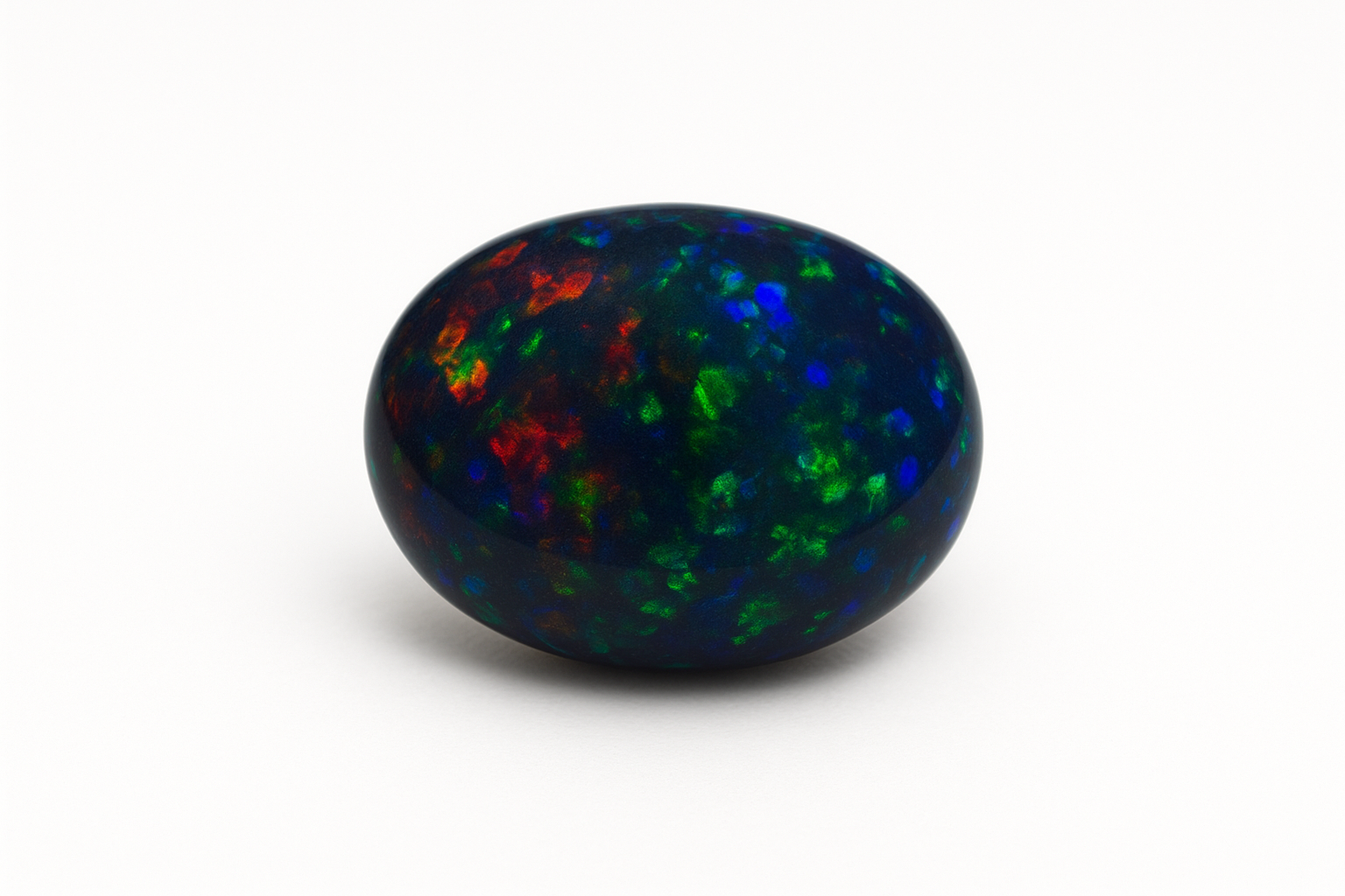 Ovalne must opaal vikerkaarevärviliste sähvatustega, pildistatud valgel taustal, ere ja haruldane vääriskivi