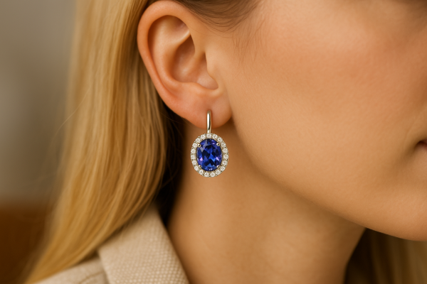 Ant stilingos merginos ausies  auskarai halo dizaino su tanzanitu ir smulkiais deimantais