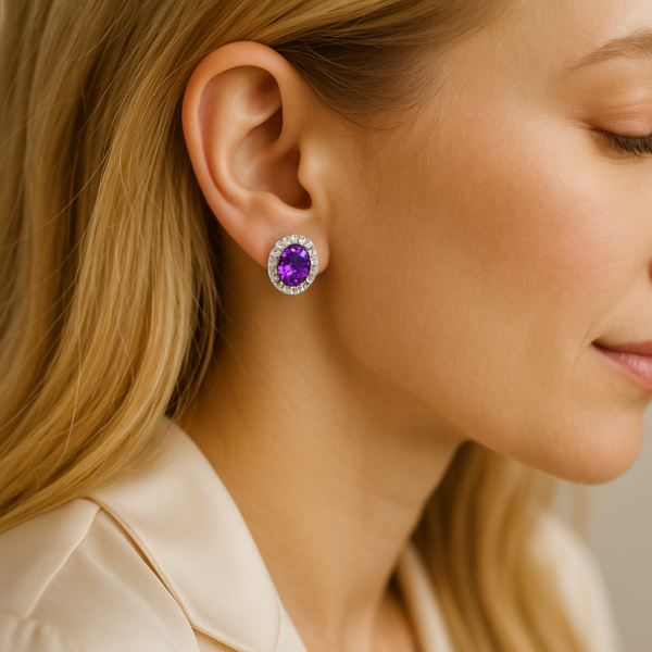 Ant stilingos merginos ausies spindi baltas auksinis auskaras su violetiniu ametistu ir smulkiais deimantais aplinkui