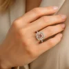 Ant stilingos merginos rankos spindi baltas auksinis žiedas su emerald formos morganitu halo dizaino, deimantai
