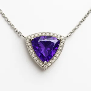 Baltame fone fotografuotas koljė su trikampio formos violetiniu topazu centre su deimantais