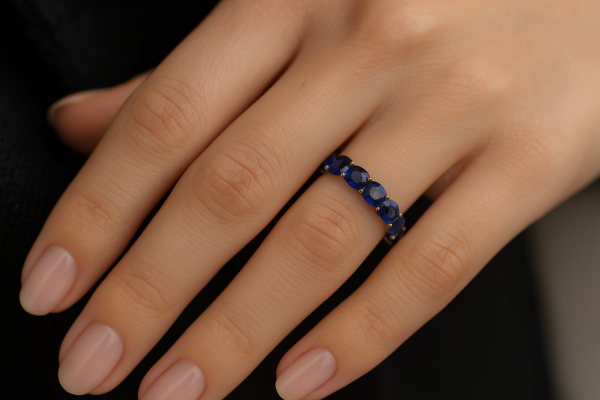 Safyro žiedas juostelė su 7 safyrais