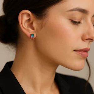 Stilinga moteris dėvi rose aukso mažus stud auskarus su stačiakampio formos bi-color turmalinu