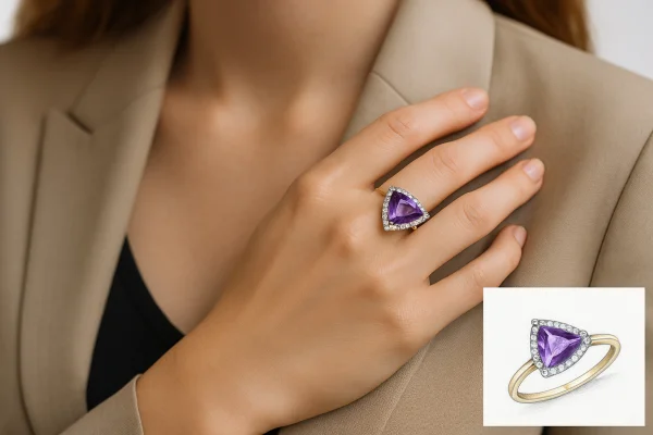 Stilingos moters ranka su auksiniu žiedu, puoštame trikampio formos violetiniu topazu ir deimantais