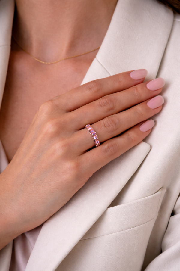 Žiedas juostelė su 7 safyrais rožinės spalvos ant stilingos merginos rankos