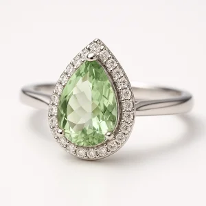 žiedas halo dizaino su lašo formos prazolitu (žaliuoju ametistu) ir smulkiais deimantais aplinkui
